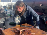 Dave Grohl Masak untuk 500 Tunawisma