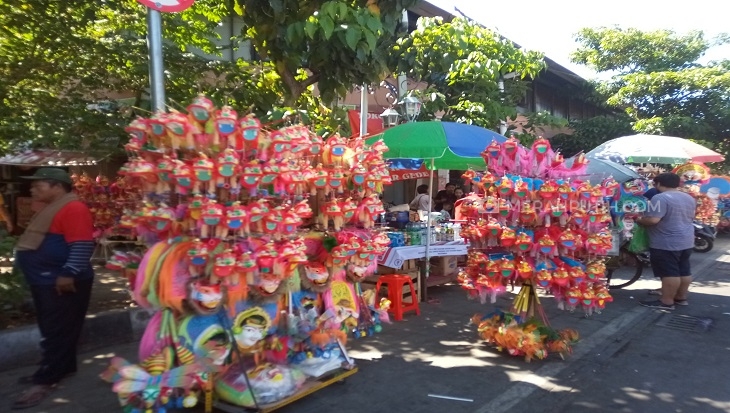 Jelang Imlek, Pedagang Mainan Miniatur Barongsai Asal Cirebon Mengadu Nasib di Solo