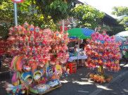 Jelang Imlek, Pedagang Mainan Miniatur Barongsai Asal Cirebon Mengadu Nasib di Solo
