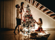 Cara Memasang Lampu Pohon Natal untuk Kilau Maksimal