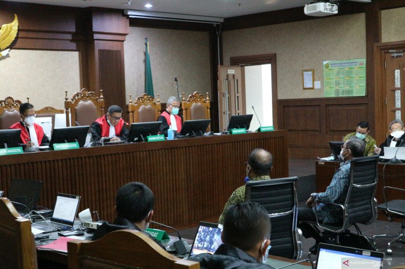 Sekretaris Jenderal Kementerian Sosial (Kemensos) Hartono dan Direktur Jenderal Perlindungan dan Jaminan Sosial Kemensos Pepen Nazaruddin menjadi saksi untuk terdakwa mantan Menteri Sosial Juliari Batubara di Pengadilan Tipikor Jakarta, Rabu (5-5-2021). ANTARA/Desca Lidya Natalia