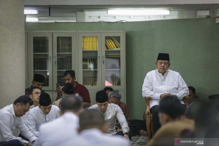 Presiden ke-6 RI Susilo Bambang Yudhoyono (kanan), bersama keluarga membacakan surat Yasin saat menunggu proses pengkafanan jenasah Ibu Ani Yudhoyono, di Kedutaan Besar Indonesia, di Singapura, Sabtu (1/6/2019). ANTARA FOTO/M N Kanwa/ama