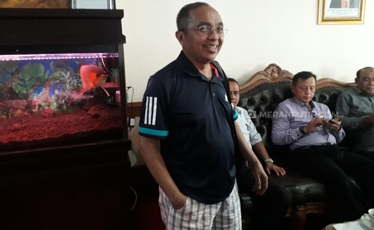 Meski Banjir, Hakim PN Jakarta Pusat ini Tetap Ngantor Gunakan Kolor