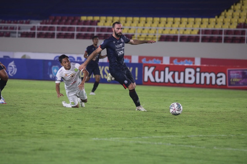 Pemain Arema FC berebut bola dengan pemain Persebaya Surabaya di Stadion Manahan Solo, Sabtu (6/11). (MP/Ismail)