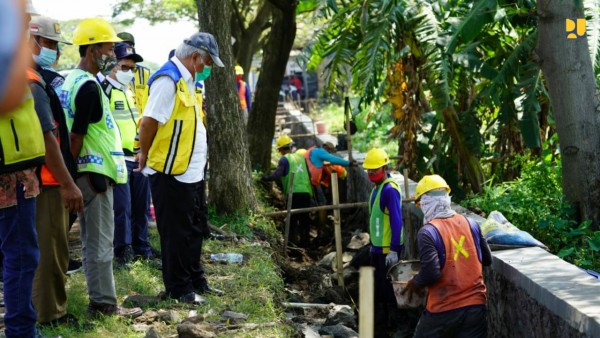 Menteri PUPR Basuki cek padat karya tunai. (Foto: PUPR)