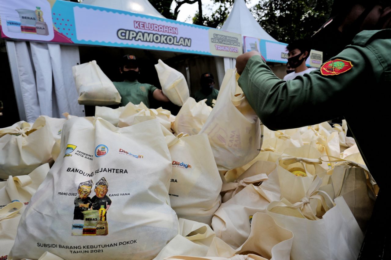 Jelang Lebaran, Pemkot Bandung Bagikan Paket Sembako Subsidi