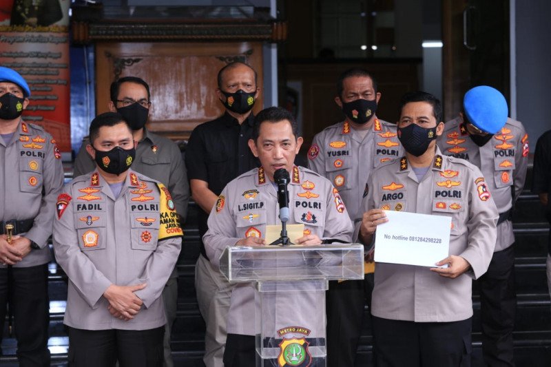Kabareskrim Polri Komjen Pol. Listyo Sigit Prabowo (tengah) didampingi Kapolda Metro Jaya Irjen Pol. Fadil Imran (kiri) dan Kadiv Humas Polri Irjen Pol. Raden Prabowo Argo Yuwono (kanan) saat konferensi pers di Polda Metro Jaya, Jakarta, Kamis (10-12-2020). ANTARA/HO-Polri