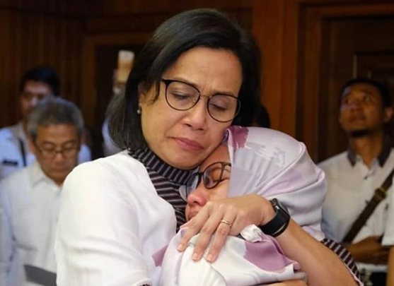 Menkeu Sri Mulyani memeluk keluarga korban Lion Air JT-610