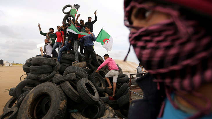Aktivis Palestina mengumpulkan ban untuk dibakar di sepanjang perbatasan Israel-Gaza, di selatan Jalur Gaza, Selasa (3/4). ANTARA FOTO/REUTERS/Ibraheem Abu Mustafa/djo/18