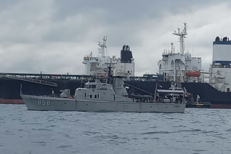 6 Kapal Bantu Evakuasi Kapal Tanker Kandas di Perairan Batam