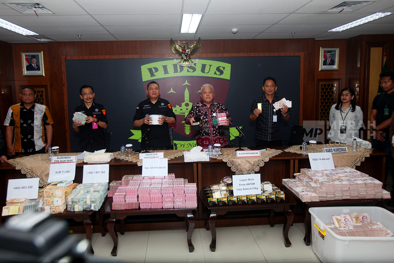 JAM Pidsus Tunjukkan Barang Bukti Eks Pejabat MA yang jadi Makelar Kasasi Ronald Tannur
