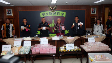 JAM Pidsus Tunjukkan Barang Bukti Eks Pejabat MA yang jadi Makelar Kasasi Ronald Tannur