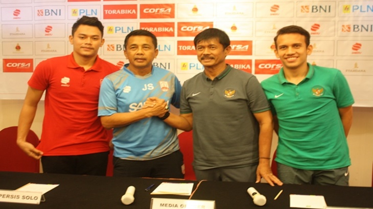 Indra Sjafri bersama pelatih Persis Solo