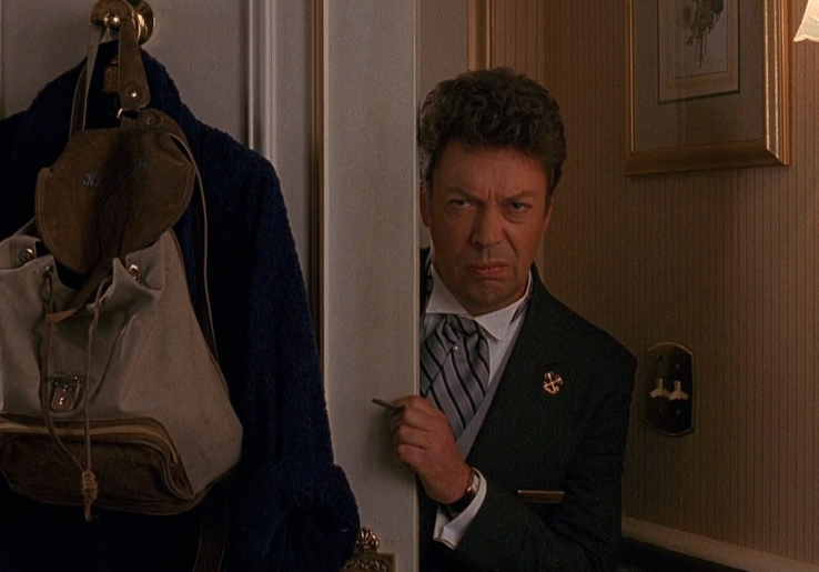  Tim Curry, Pemeran Pelayan Hotel di ’Home Alone 2’, Meninggal Dunia di Usia 80 Tahun