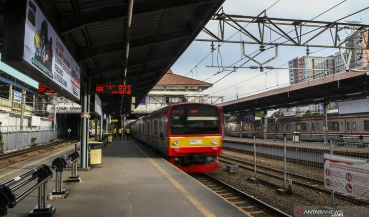Stasiun Tanah Abang, Jakarta, Senin (3/5/2021). ANTARA FOTO/Galih Pradipta/rwa.