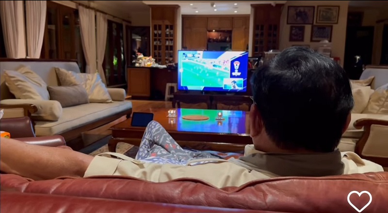Gaya Santai Prabowo Nonton Timnas Lawan Jepang