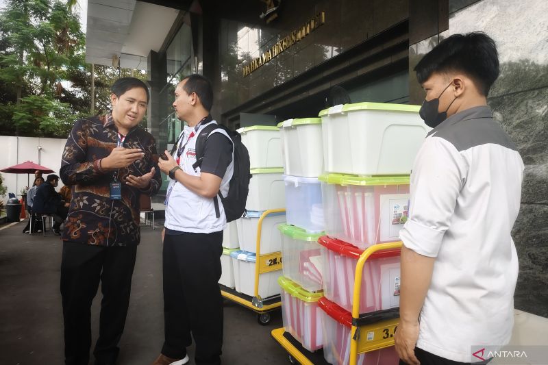 TPN Ganjar-Mahfud Bawa 15 Kontainer Bukti Gugatan PHPU ke Gedung MK
