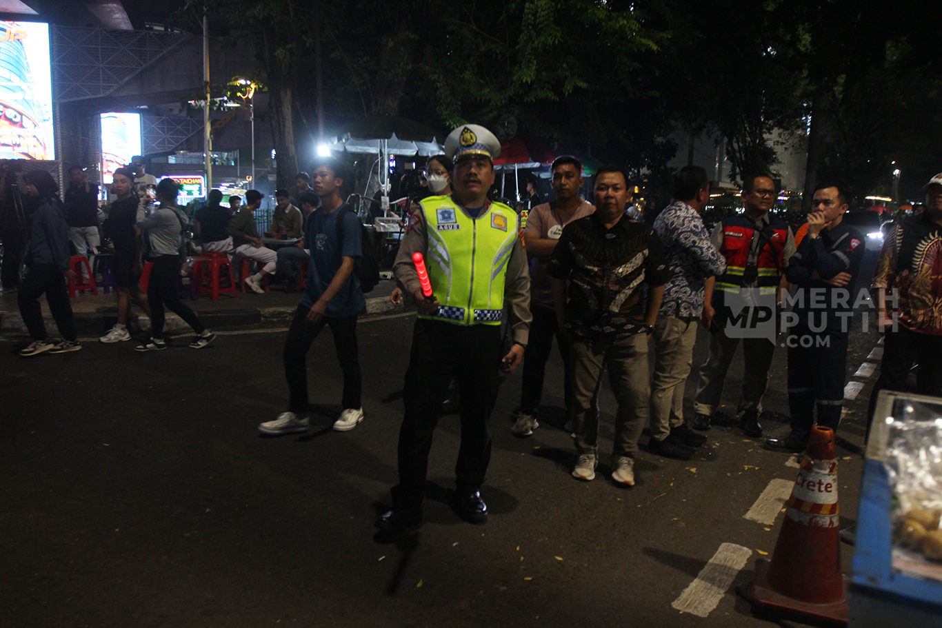 Petugas polisi lalu-lintas berjaga saat evakuasi crane jatuh di jalur MRT Jakarta depan Gedung Kejaksaan Agung, Kawasan Blok M, Jakarta Selatan.