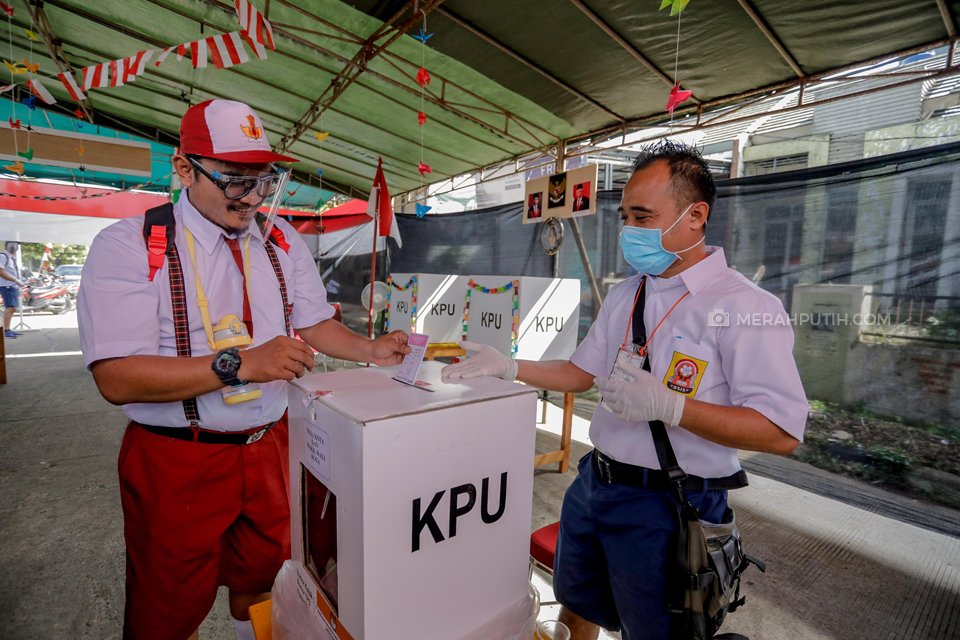 Petugas KPPS Tangerang Selatan Memakai Seragam Sekolah