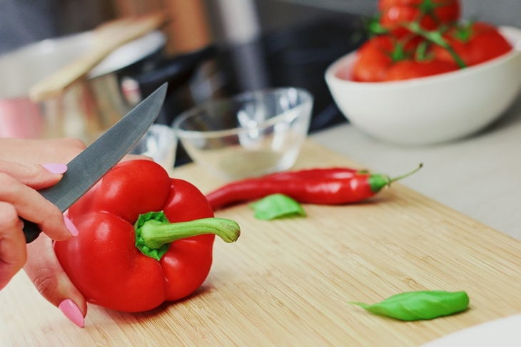 Gunakan pisau yang tajam ketika memasak. (Foto: Pixabay/JESHOOTS-com)