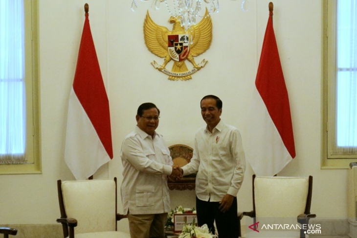 President Joko Widodo (Jokowi) greeted Prabowo Subianto at the Merdeka Palace, Jakarta, on Oct 11, 2019. (ANTARA/ Bayu Prasetyo/ FA)