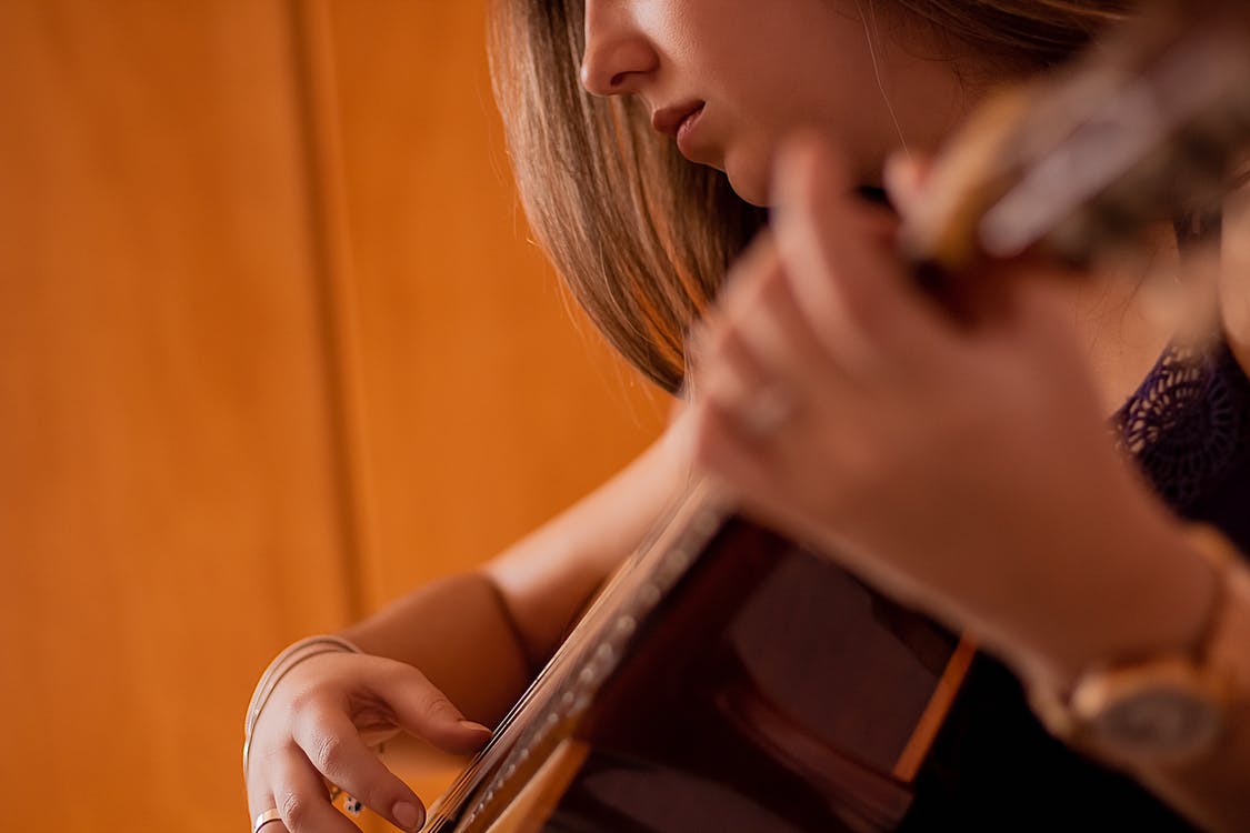 Menciptakan sesuatu menjadi sebuah karya dari mengekspresikan perasaan menjadi lagu (Foto: pexels/Gabriel Machado)