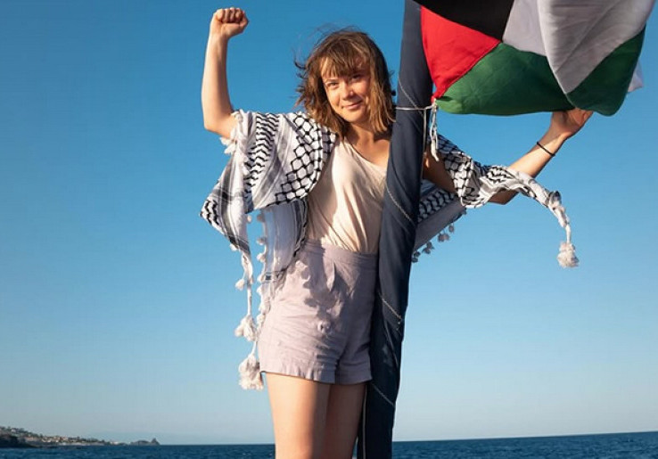 Aktivis Greta Thunberg Dipukuli dan Dipaksa Cium Bendera Israel Sebelum Dideportasi