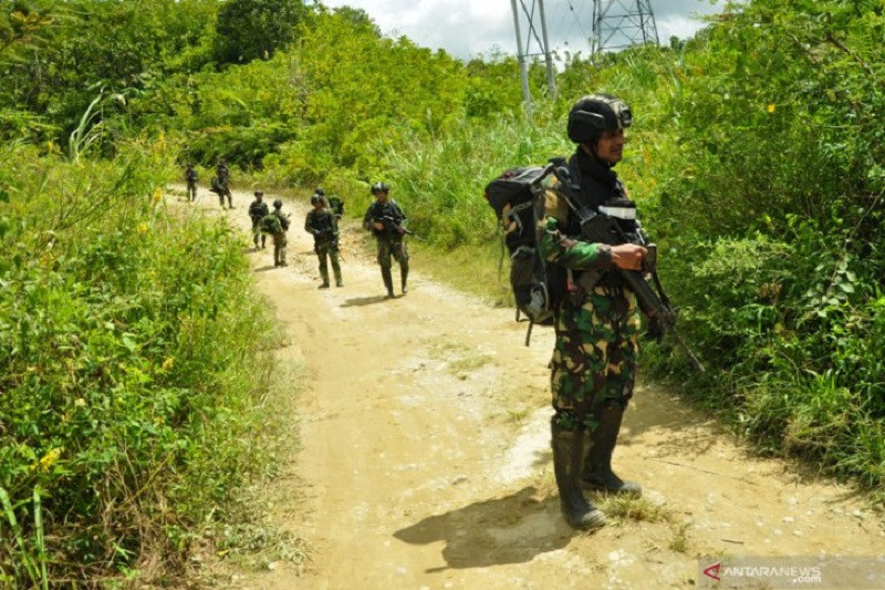 Sejumlah prajurit TNI AD memburu kelompok Mujahidin Indonesia Timur (MIT), di Desa Lembangtongoa, Kabupaten Sigi, Sulawesi Tengah, Selasa (1/12/2020). Penyisiran itu dilakukan pasca-terbunuhnya empat warga di desa itu pada Jumat (27/11/2020) oleh kelompok MIT Poso pimpinan Ali Kalora. (ANTARA FOTO/Eddy Djunaedi)