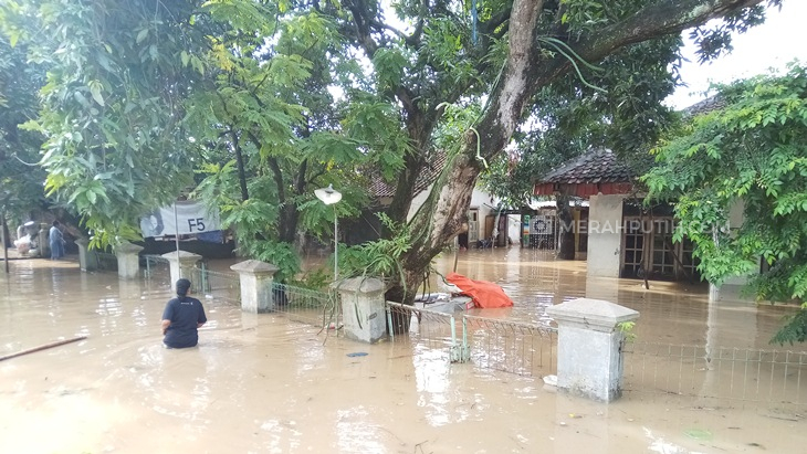 Banjir merendam Kampung Putat, Kelurahan Sewu, Kecamatan Jebres, Solo, Jawa Tengah, Kamis (4/2). (MP/Ismail)