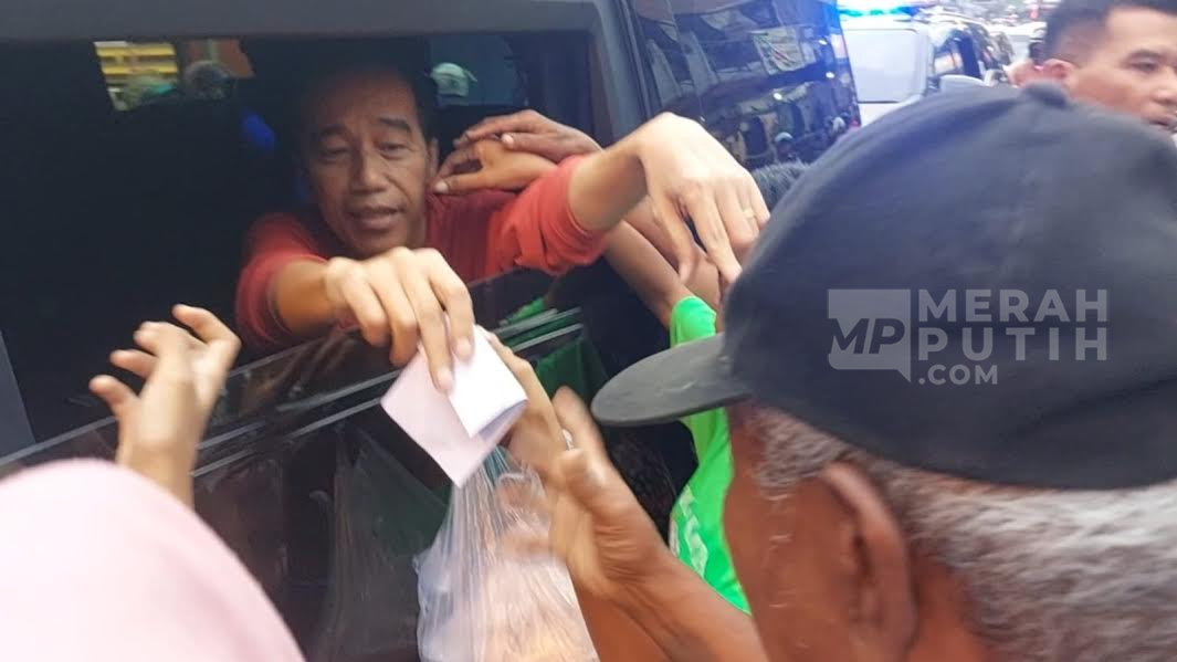 Ramadan Hari Kedua, Jokowi Keluar Rumah Jelang Azan Magrib dan Bagi-Bagi Amplop ke Pengayuh Becak Hingga Jukir