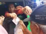 Ramadan Hari Kedua, Jokowi Keluar Rumah Jelang Azan Magrib dan Bagi-Bagi Amplop ke Pengayuh Becak Hingga Jukir
