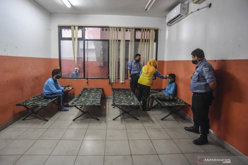 Petugas kesehatan memeriksa kondisi diduga warga dengan status Orang Tanpa Gejala (OTG) COVID-19 di ruang karantina, GOR Ciracas, Jakarta, Rabu (16/9/2020). Pemprov DKI Jakarta telah menyiapkan 67 lokasi isolasi pasien COVID-19 untuk menjalani isolasi mandiri, diantaranya GOR Pancoran, GOR Ciracas, GOR Balai Rakyat, Gedung Serbaguna Cendrawasih dan 