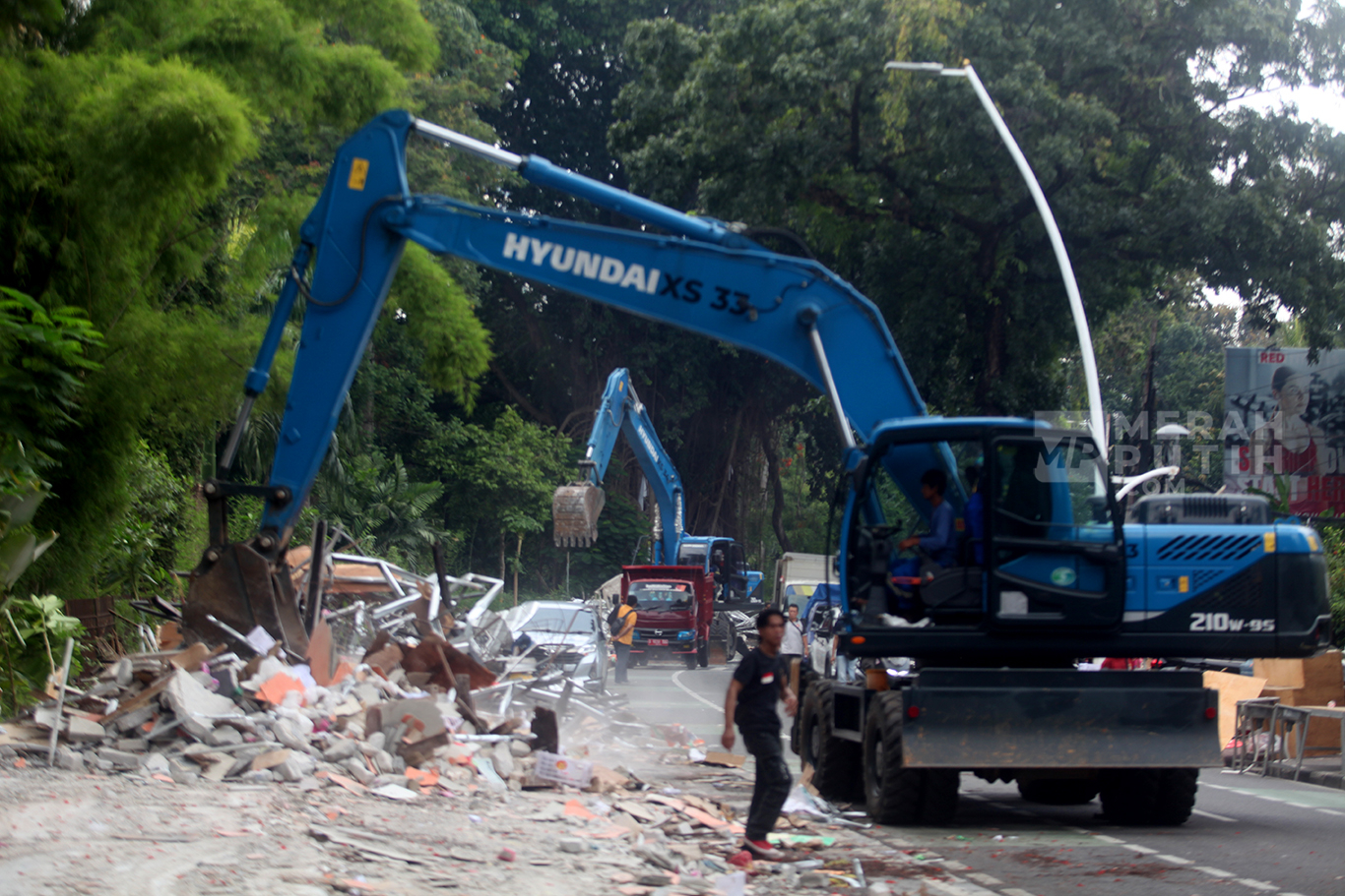Eskavator melakukan perobohan bangunan kios Pasar hewan Peliharaan Barito, Jakarta Selatan, Senin (27/10/2025).