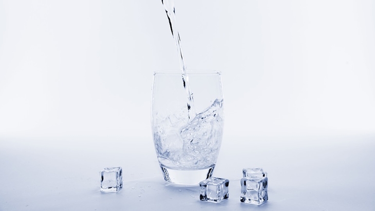 Minum air cukup sangat penting untuk menjaga fungsi ginjal. (Foto: Pixabay/Bru-nO)