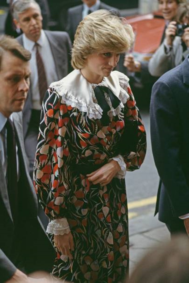 ‘The Crown’ Bikin Pencarian Baju Putri Diana di eBay Melonjak