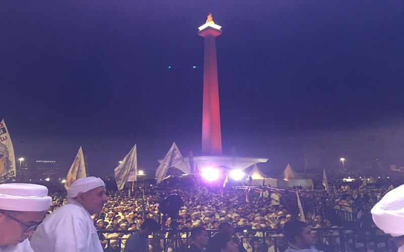 Ribuan Jamaah Munajat 212 di Monas, Jakarta (Foto: Twitter @fadlizon)