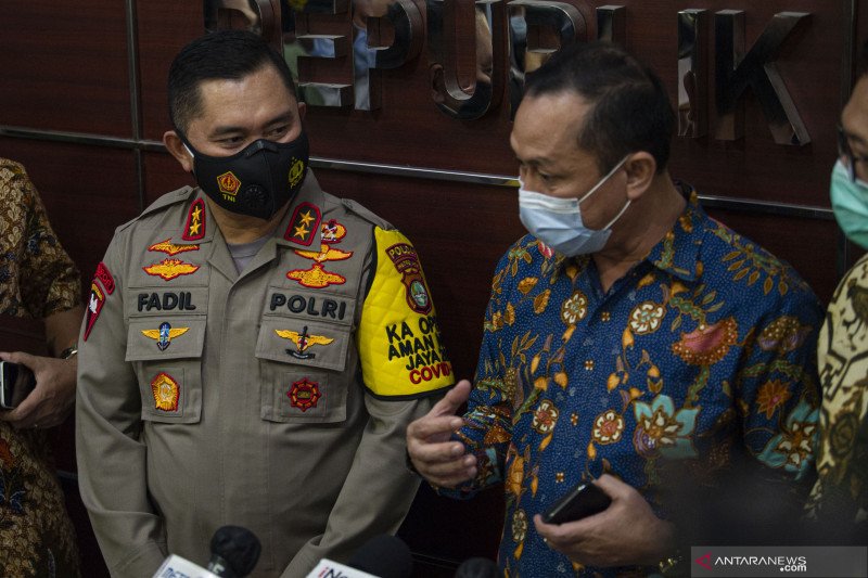 Kapolda Metro Jaya Irjen Pol. Fadil Imran (ke-empat kiri) bersama Ketua Komnas HAM Ahmad Taufan Damanik (ketiga kanan) menjawab pertanyaan wartawan usai dimintai keterangan di Menteng, Jakarta, Senin (14/12/2020). ANTARA FOTO/Aditya Pradana Putra/aww.