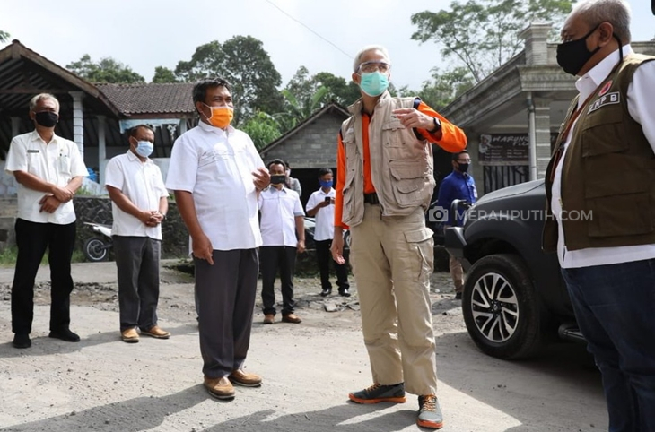 Gubernur Jawa Tengah Ganjar Pranowo melakukan pengecekan aktivitas Gunung Merapi pos pantau Desa Balerante, Kabupaten Klaten, Jawa Tengah, Rabu (8/7). (MP/Ismail)