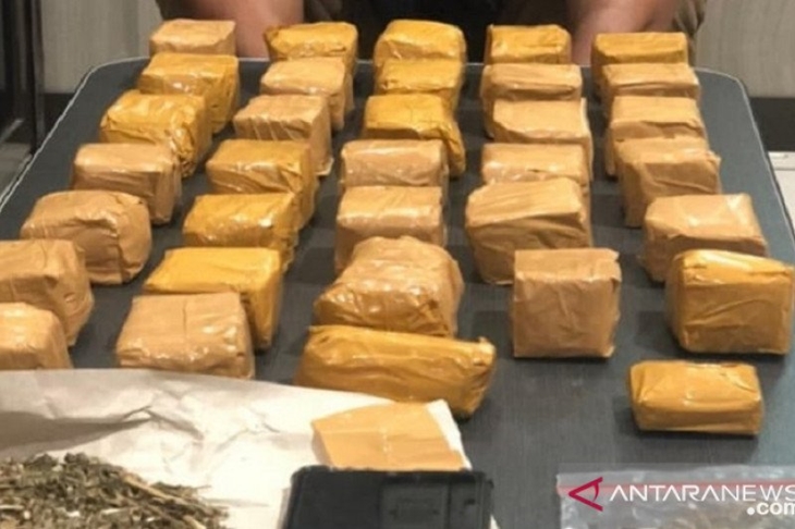 Barang bukti ganja kering siap edar seberat 1,2 kg yang disita dari seorang bandar ganja berinisial D (42) yang ditangkap Sat Narkoba Polres Sukabumi di Kampung Cikopak Nomor 29, RT 02/09, Desa Kalaparea, Kecamatan Nagrak, Kabupaten Sukabumi, Jawa Barat. (ANTARA/Dok/Sat Narkoba Polres Sukabumi)