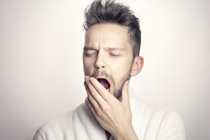 Tidur yang cukup sebelum mengemudi. (Foto: Pixabay/Sammy-Sander)