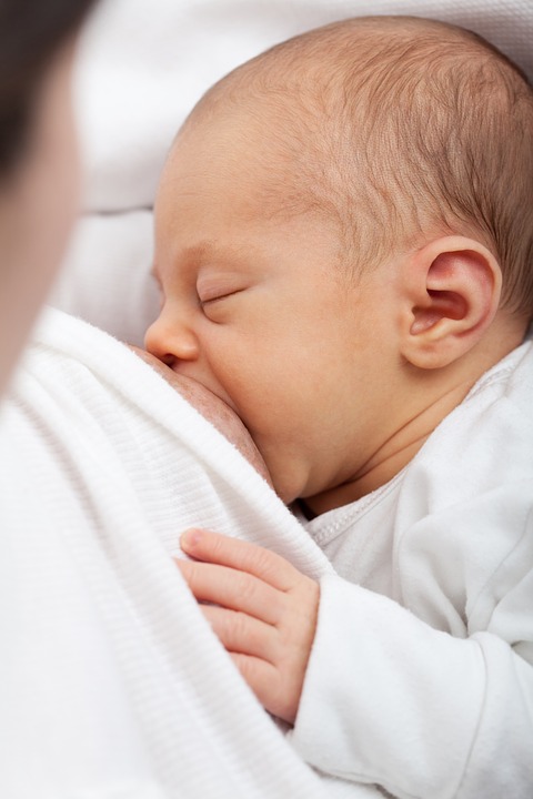 Perhatikan sisa ASI yang menetes ke leher si kecil (Sumber: Pixabay/PublicDomainPictures)