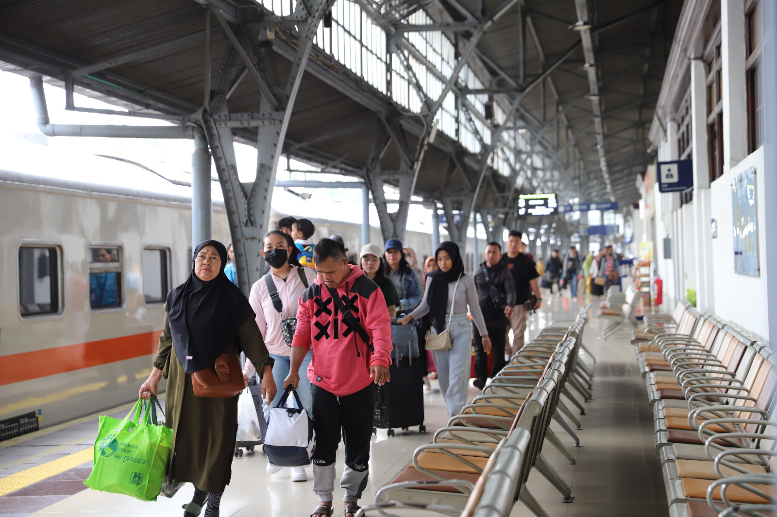KAI Catat 345.017 Pemudik Berangkat dalam 3 Hari Periode Angkutan Lebaran 2025