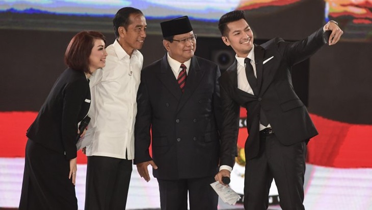 Jokowi dan Prabowo bersama moderator dalam debat keempat di Hotel Shangri-La, Jakarta Pusat (Foto: antaranews)