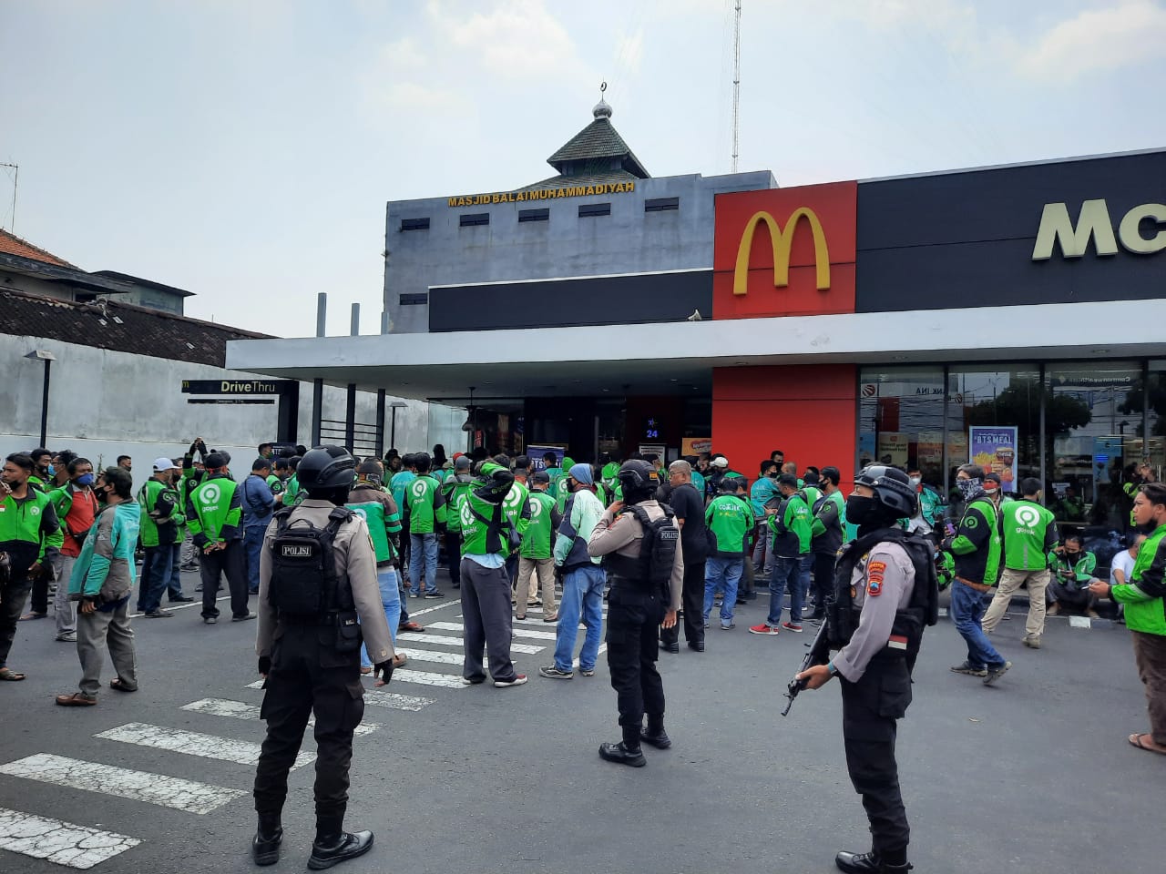 Polresta Surakarta membubarkan antrian di McDonald's, Jalan Slamet Riyadi, Solo, Jawa Tengah, Rabu (9/6). (MP/Ismail)