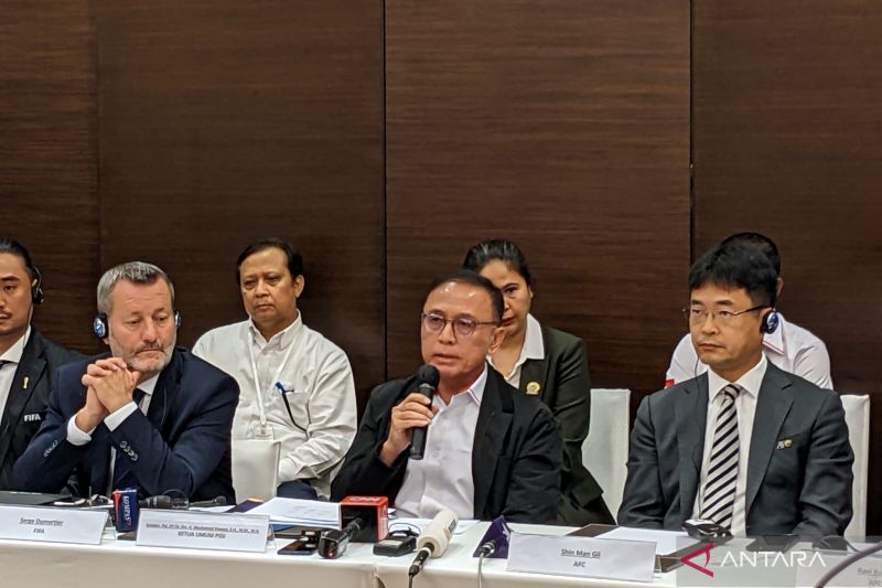 Ketua Umum PSSI Mochamad Iriawan (tengah) bersama perwakilan FIFA dan AFC memberikan pernyataan mengenai Satgas Transformasi Sepak Bola yang dibentuk pascatragedi di Stadion Kanjuruhan, Malang, di Jakarta, Kamis (13/10/2022). (ANTARA/Michael Siahaan)