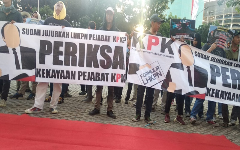 Massa Corong Rakyat menggelar karpet merah untuk Wadah Pegawai KPK