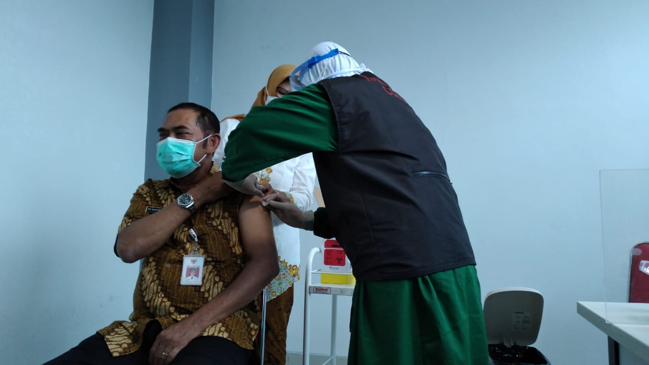 Vaksinasi Corona lansia dimulai dengan menyasar Wali Kota Solo, FX Hadi Rudyatmo, Kamis (11/2). (MP/Ismail)