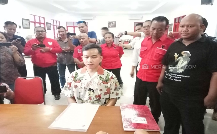 Gibran Rakabuming Raka saat membuat KTA PDIP di kantor DPC PDIP Solo, Jawa Tengah, Senin (23/9) (Foto: MP/Ismail)