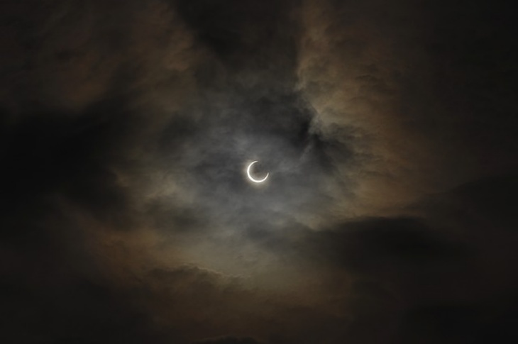 Ada Bayangan Hitam di Foto Planet Bumi, Fenomena Apa Ini?