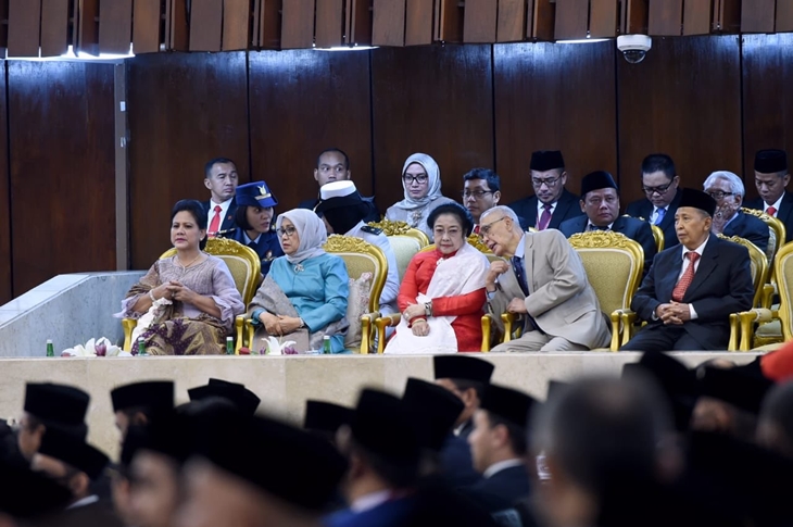Ketua Umum PDI Perjuangan Megawati Soekarnoputri (depan-tengah) menghadiri pelantikan Anggota MPR/DPR/DPD RI masa bakti 2019-2024, Ruang Paripurna Gedung Nusantara, Senayan, Jakarta, Selasa (1/10/2019). (Foto: Twitter @PDI_Perjuangan)
